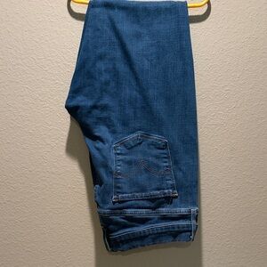 Levi's 310 Shaping Skinny Jeans Women's Size W31 L30 Medium Wash